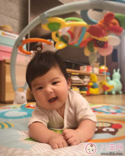 賈靜雯女兒Bo妞三個(gè)多月會(huì)翻身了 寶寶多大會(huì)翻身(4-7個(gè)月)