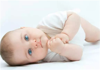 賈靜雯女兒Bo妞三個(gè)多月會(huì)翻身了 寶寶多大會(huì)翻身(4-7個(gè)月)