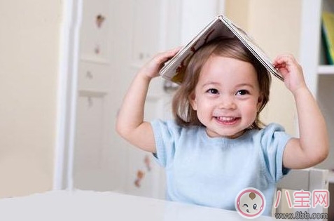 電閃雷鳴中5歲小女孩撥通110 孩子一個(gè)人在家應(yīng)該注意什么