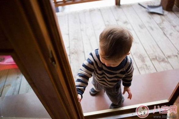 電閃雷鳴中5歲小女孩撥通110 孩子一個(gè)人在家應(yīng)該注意什么