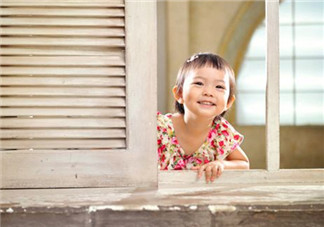 電閃雷鳴中5歲小女孩撥通110 孩子一個人在家應(yīng)該注意什么