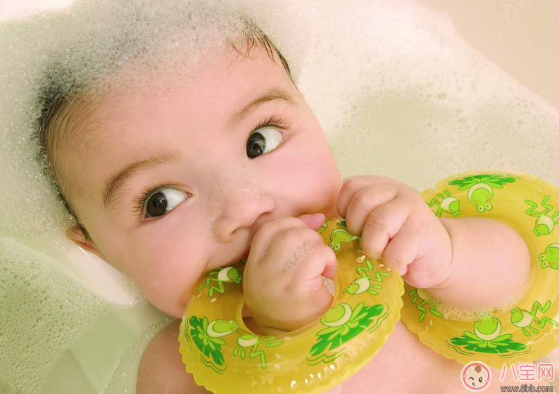 三伏天怎么給寶寶洗澡好 夏天寶寶要洗幾次澡