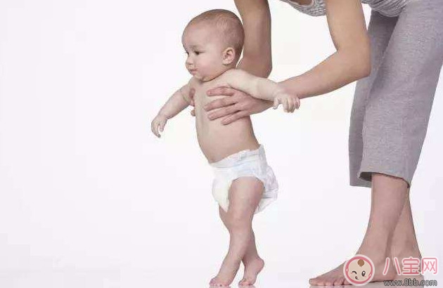 嬰兒扶站 寶寶過(guò)早被扶站的弊端(平衡感 O形腿 不愛(ài)爬) 嬰兒扶站 寶寶過(guò)早被扶站的弊端(平衡感 O形腿 不愛(ài)爬)