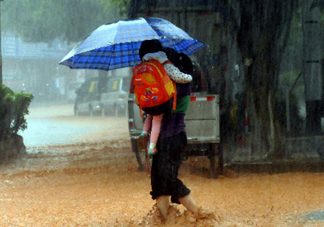 下暴雨小孩要注意什么 下雨天帶寶寶外出注意事項(xiàng)大全