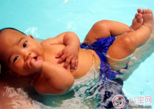 1歲寶寶練習(xí)游泳教程 1歲寶寶怎么學(xué)游泳