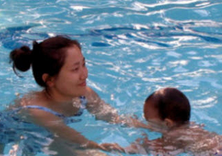 1歲寶寶練習游泳教程 1歲寶寶怎么學游泳
