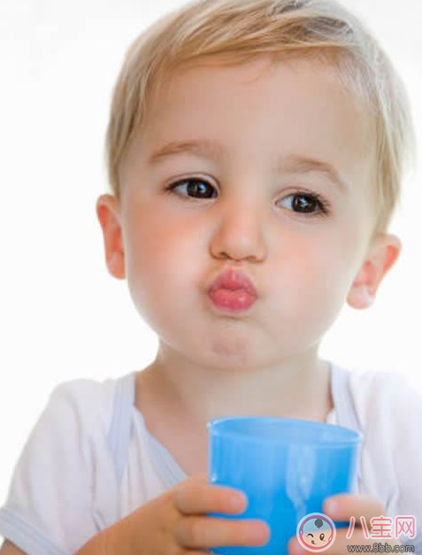 寶寶不肯喝水妙招 0-1歲內(nèi)的嬰兒不喜歡喝水怎么辦 寶寶不肯喝水妙招 0-1歲內(nèi)的嬰兒不喜歡喝水怎么辦