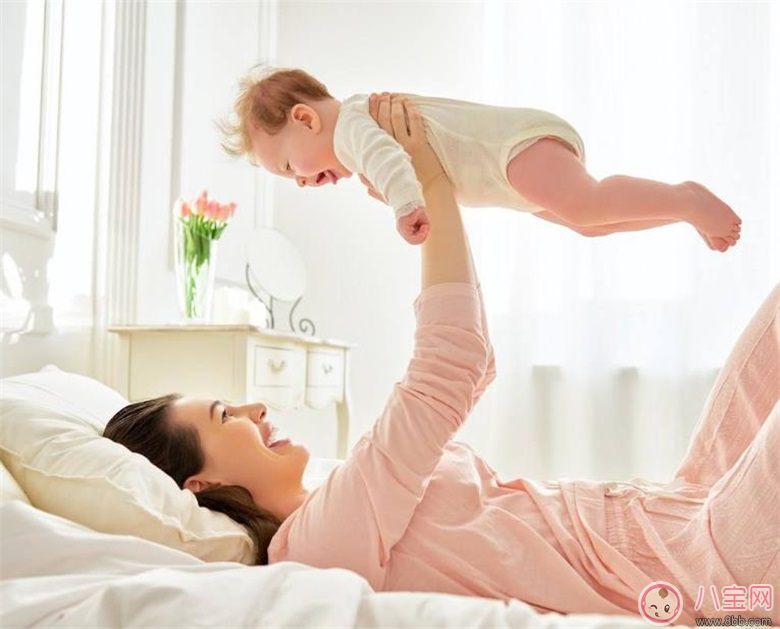 新生寶寶怎么抱     抱寶寶的正確姿勢