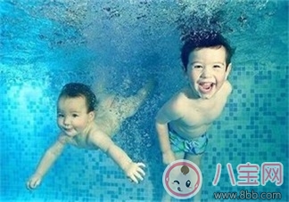 小孩子多大可以學(xué)游泳   小孩學(xué)游泳需要注意些什么嗎