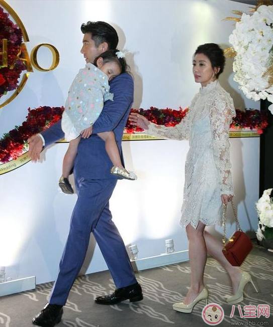 孩子什么時(shí)候睡覺(jué)好 賈靜雯帶咘咘參加晚宴她累到睡著 孩子什么時(shí)候睡覺(jué)好 賈靜雯帶咘咘參加晚宴她累到睡著