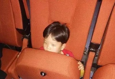 危險(xiǎn)！電影院座椅會(huì)“吃”小孩 家長(zhǎng)應(yīng)抱著孩子觀影