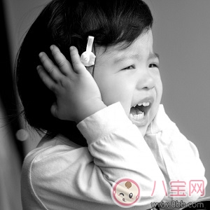 危險(xiǎn)！電影院座椅會(huì)“吃”小孩 家長(zhǎng)應(yīng)抱著孩子觀影