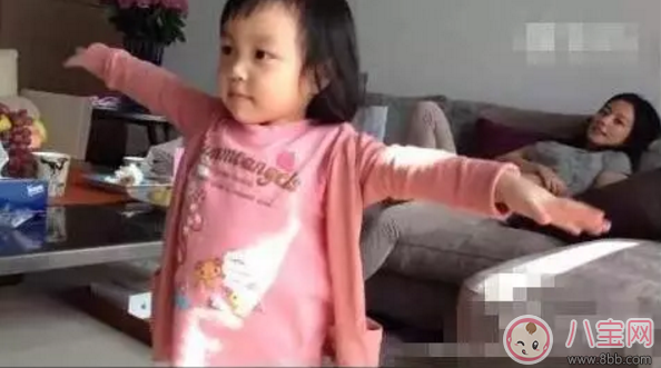 趙薇如何教育出乖巧小四月？趙薇的育兒經(jīng)是什么？