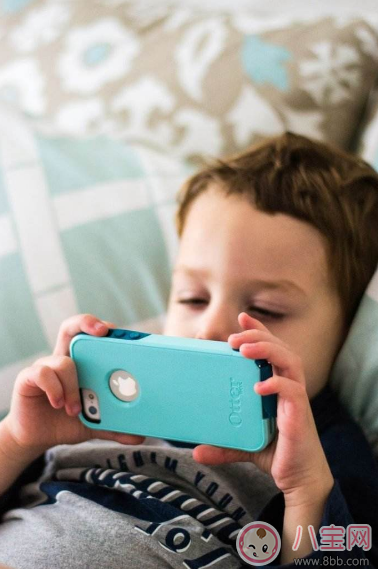 孩子沉迷手機(jī)延誤學(xué)業(yè)怎么辦 讓孩子遠(yuǎn)離手機(jī)的辦法