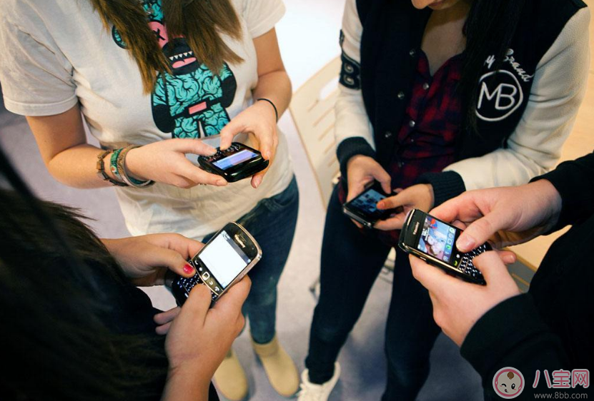 孩子沉迷手機(jī)延誤學(xué)業(yè)怎么辦 讓孩子遠(yuǎn)離手機(jī)的辦法