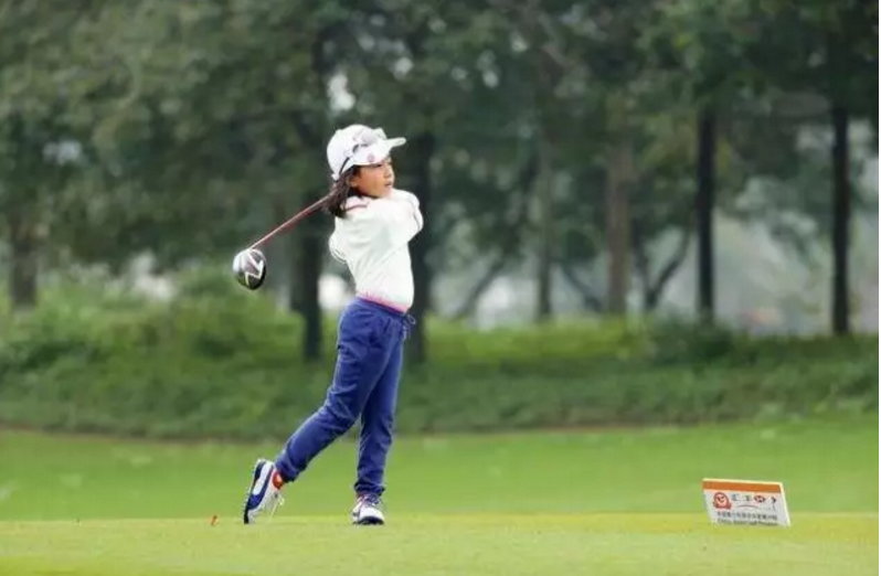 劉國梁教女兒高爾夫獲世界亞軍！父母如何成為孩子的榜樣