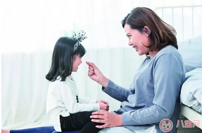 汪涵愛妻楊樂樂牽3歲小沐沐出行 國慶節(jié)出行小心孩子安全隱患