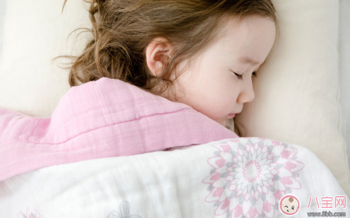 寶寶獨睡要準(zhǔn)備什么 寶寶自己一個人睡覺需要的兩件東西