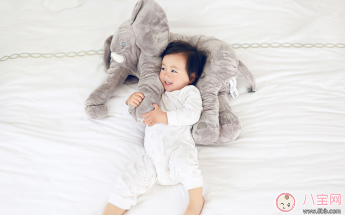 寶寶獨睡要準(zhǔn)備什么 寶寶自己一個人睡覺需要的兩件東西