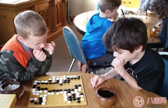 孩子學(xué)下棋的最佳年齡 孩子學(xué)象棋圍棋國際象棋哪種好