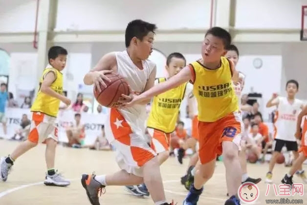 孩子學(xué)打籃球的最佳年齡 孩子打籃球的好處有哪些