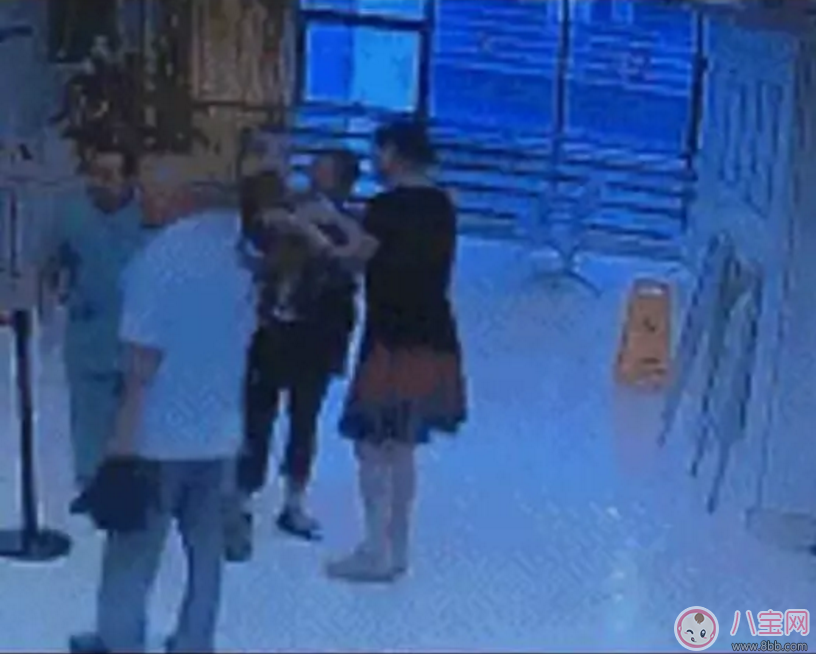 家長(zhǎng)帶孩子出行如何防騙 家長(zhǎng)帶孩子出門(mén)注意事項(xiàng)