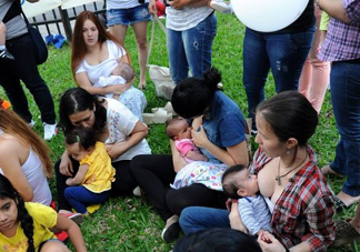 公共場(chǎng)合喂奶無(wú)遮蓋好不好 公共場(chǎng)所哺乳尷尬嗎