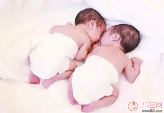 星二代睡姿誰錯(cuò)了？馨爺鎖喉阿拉蕾凹造型