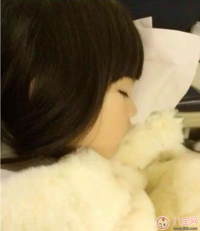 星二代睡姿誰錯(cuò)了？馨爺鎖喉阿拉蕾凹造型