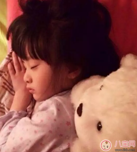 星二代睡姿誰錯(cuò)了？馨爺鎖喉阿拉蕾凹造型