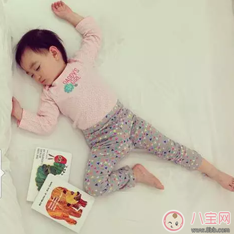 星二代睡姿誰錯(cuò)了？馨爺鎖喉阿拉蕾凹造型