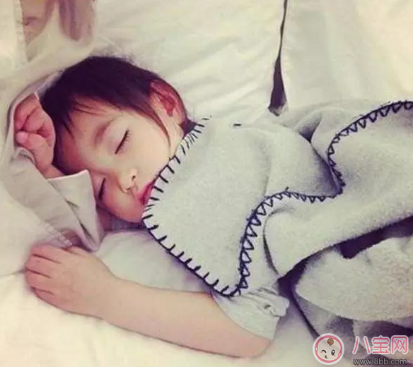 星二代睡姿誰錯(cuò)了？馨爺鎖喉阿拉蕾凹造型
