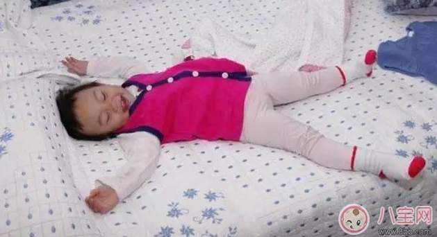 星二代睡姿誰錯(cuò)了？馨爺鎖喉阿拉蕾凹造型