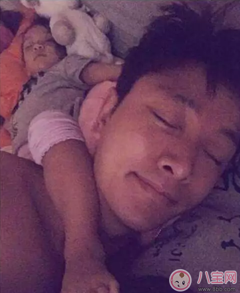 星二代睡姿誰錯(cuò)了？馨爺鎖喉阿拉蕾凹造型