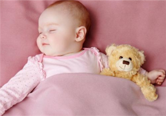 星二代睡姿誰錯了？馨爺鎖喉阿拉蕾凹造型