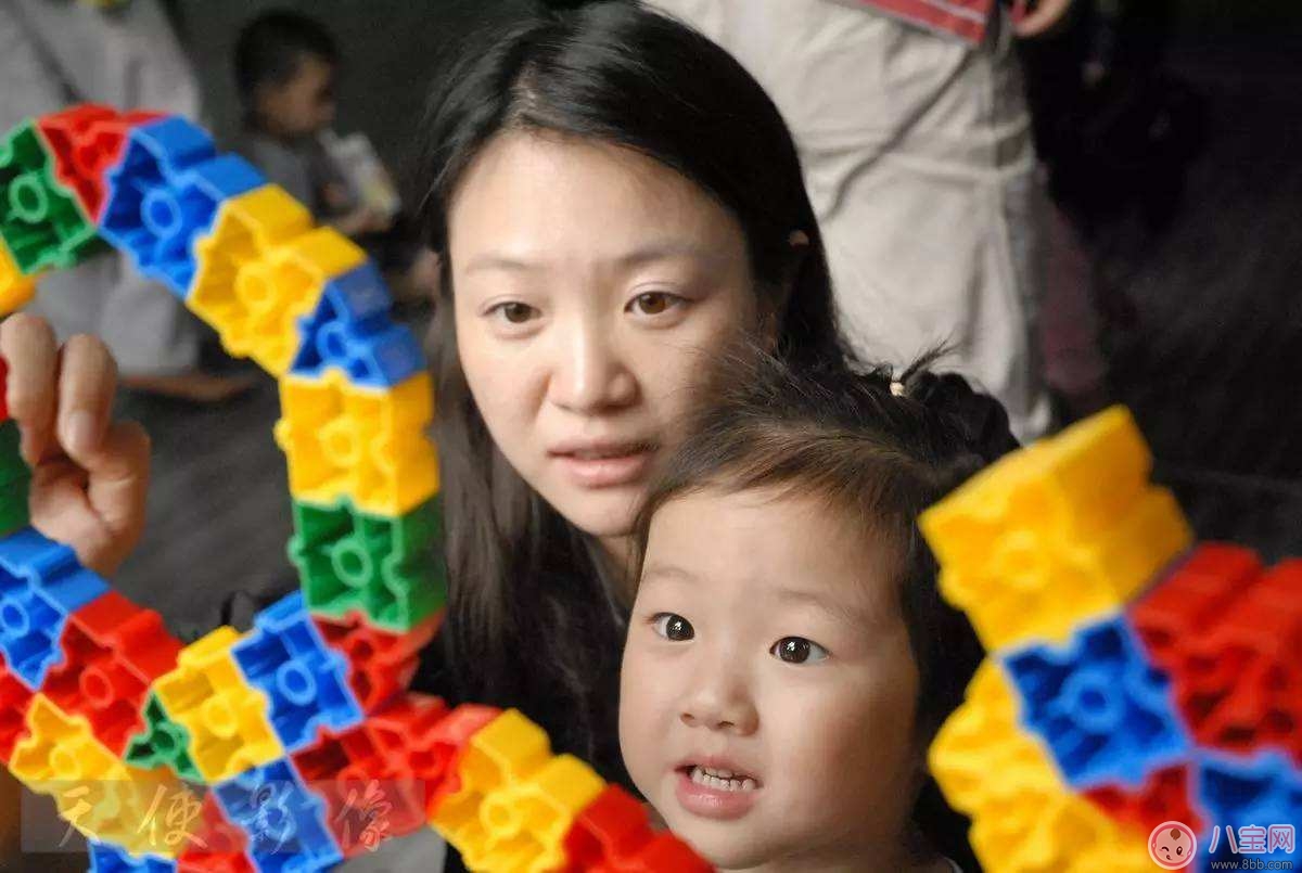 家里有小小電子產(chǎn)品迷 如何管教孩子玩手機