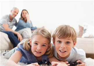 家里有小小電子產(chǎn)品迷 如何管教孩子玩手機