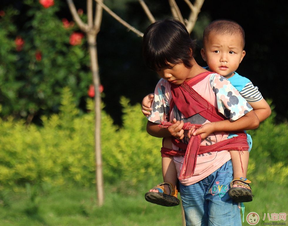 父母讓8歲姐給1歲弟洗澡 “洗”成一場大禍