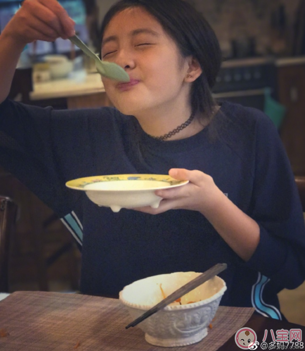 黃多多吃飯超享受 網(wǎng)友卻只關注她帶耳釘和choker