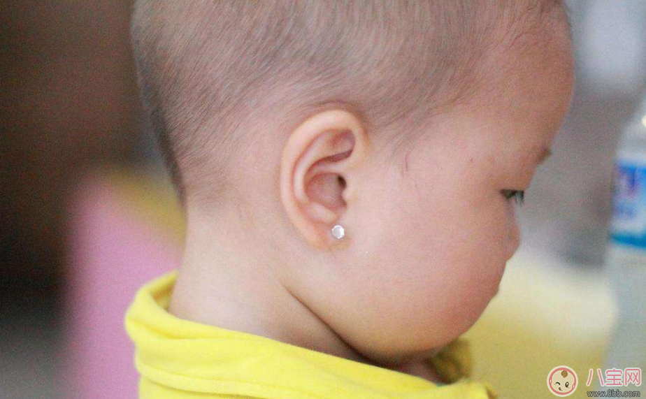 黃多多吃飯超享受 網(wǎng)友卻只關注她帶耳釘和choker