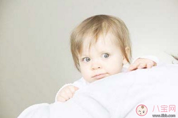 嬰兒老害怕是怎么回事 新生兒寶寶害怕是害怕什么怎么安撫 嬰兒老害怕是怎么回事 新生兒寶寶害怕是害怕什么怎么安撫