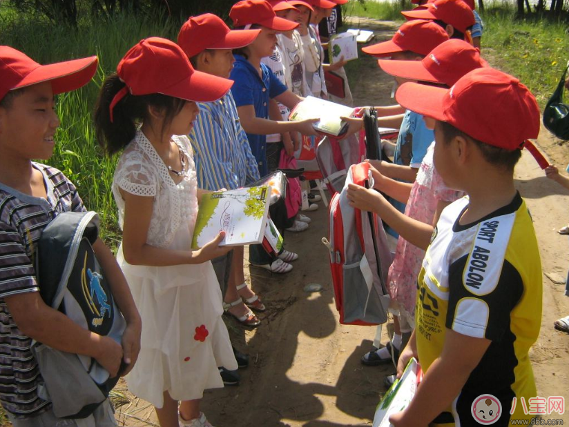 上學(xué)后就不愿意和別人交流 孩子社交能力差如何培養(yǎng)