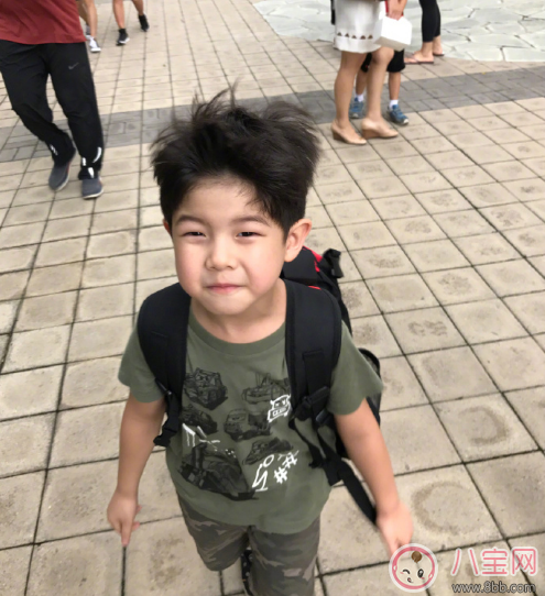 安吉上學了眼睛居然有點濕潤 安吉上學去的哪個學校