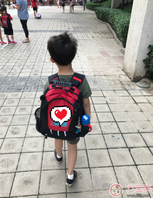 安吉上學了眼睛居然有點濕潤 安吉上學去的哪個學校