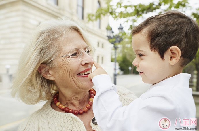 老人帶孩子好不好 老人帶娃說(shuō)的這些話會(huì)毀了孩子