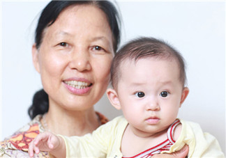 老人帶孩子好不好 老人帶娃說(shuō)的這些話會(huì)毀了孩子