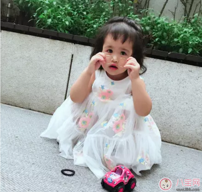 包貝爾罵哭女兒，只因她亂扔?xùn)|西！怎么管才好？