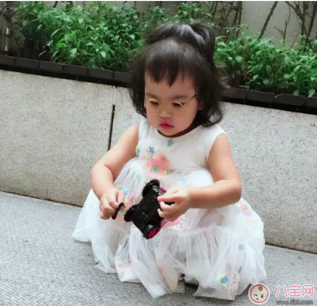 包貝爾罵哭女兒，只因她亂扔?xùn)|西！怎么管才好？