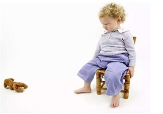 孩子居然喜歡丟玩具找樂子 孩子丟東西習(xí)慣要糾正