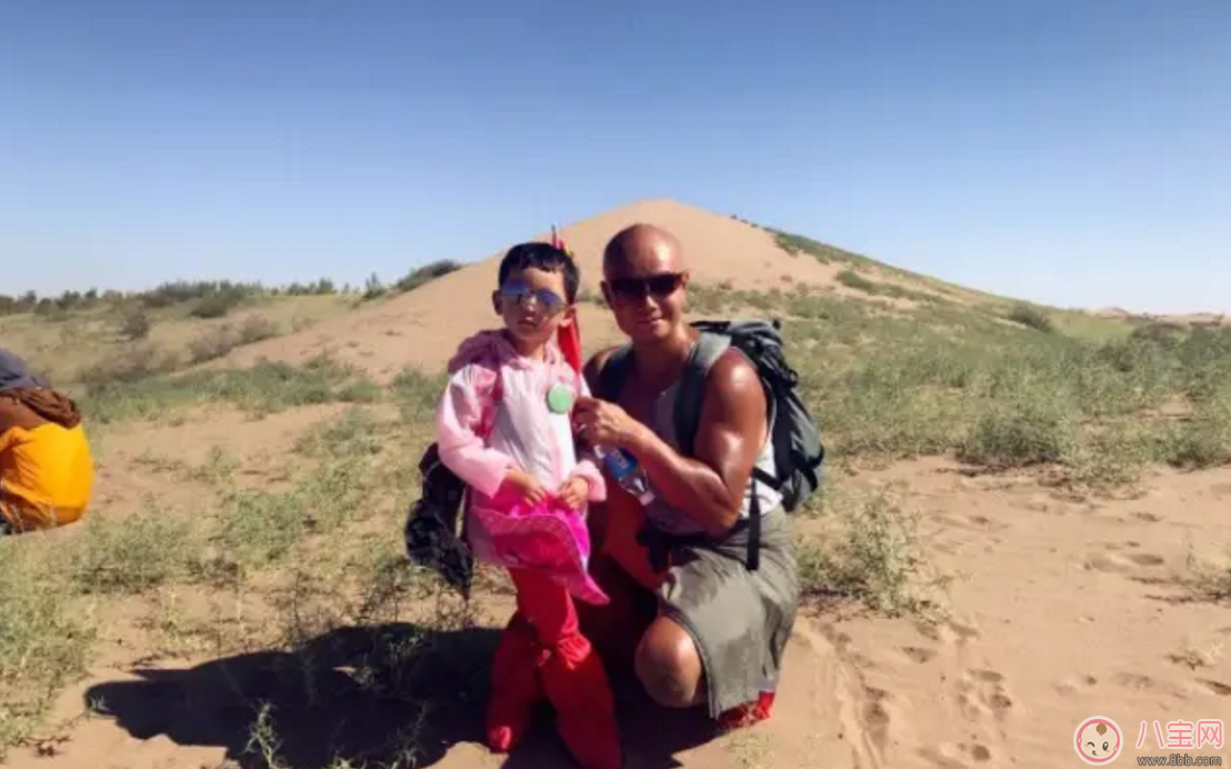 樂嘉帶4歲女兒穿越沙漠徒步76公里 女兒腿上發(fā)滿皰疹